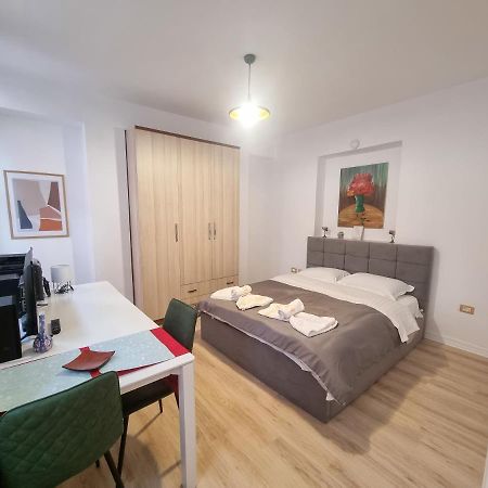 Cozy Apartment In City Center Tiranë Ngoại thất bức ảnh