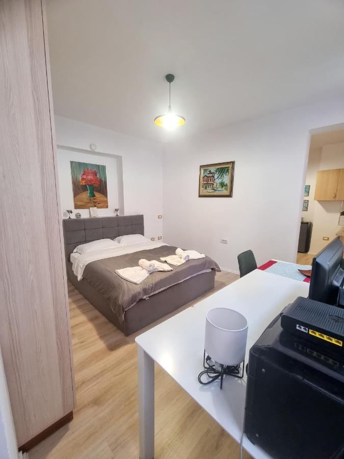 Cozy Apartment In City Center Tiranë Ngoại thất bức ảnh
